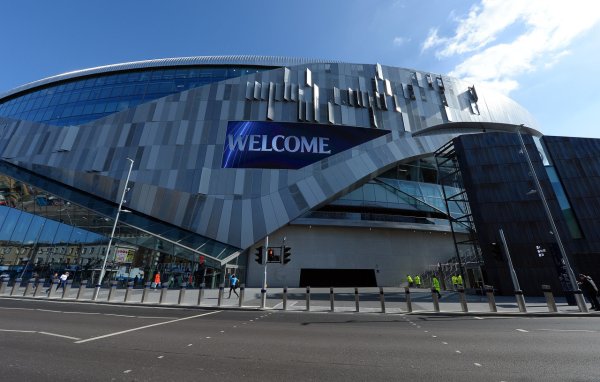 上赛季欧联打败敌手夺冠，热刺主场球迷歌咏：咱们是欧洲冠军！